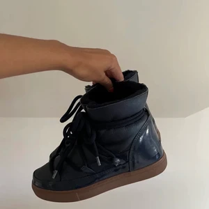 Inuikii skor - Mörkblå vinterskor från Inuikii som jag köpte här på plick för ett tag sedan. De har de inte kommit till anledning och därför säljer jag de vidare💕 (Lånade bilder)