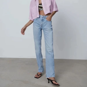 Zara midrise - Har ett par zara midrise straight i ljusaste färgen storlek 38. Undrar om någon har ett par 36 dem kan tänka sig byta? 🙏🏼💗 kan även tänka mig sälja dem för 350💗