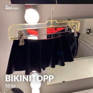 Svart bikinitopp  Storlek S 50 kr + frakt 