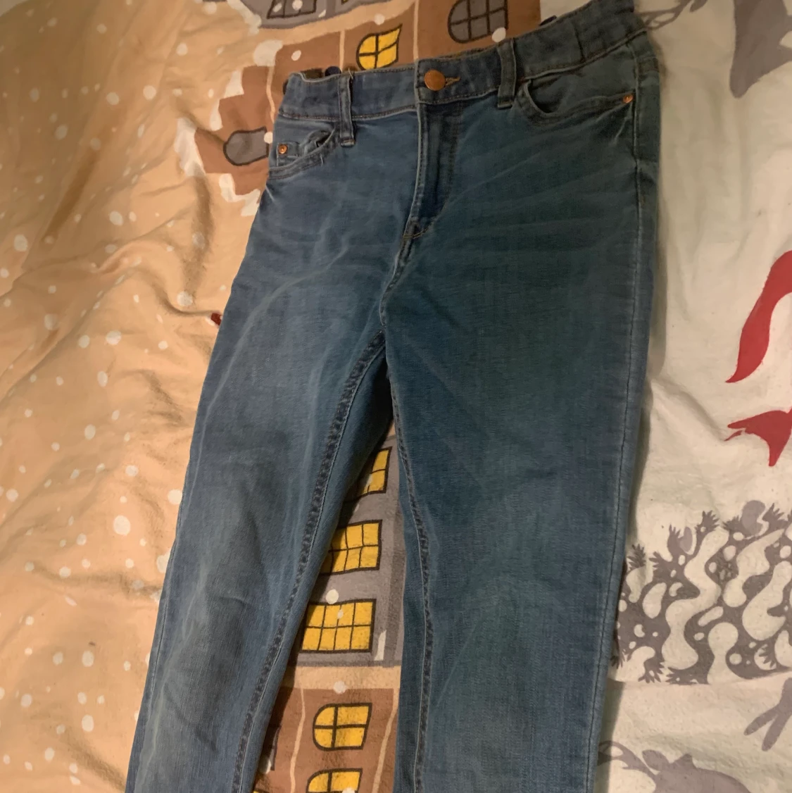 Blåa jeans ifrån LINDEX.