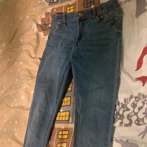 Blåa jeans ifrån LINDEX. - Ett par ljus blåa jeans med inga fläckar skador mm. Jätte sköna. Säljer på grund av att dom inte kommer till användning tyvärr. Kontakta mig via frågor, intresserad mm.❣️ STORLEK: 152.