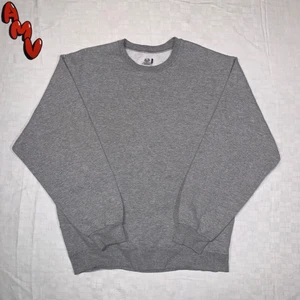 Vintage Sweatshirt  - Grey Sweatshirt.                                                             Size tag L                                                                                Fits like L                                                                               Skick 10/10                                                                       Modellen är 185cm lång. Mer finns på sidan, skriv vid ytterligare frågor eller funderingar♻️🔌 Priser går alltid att diskuteras!