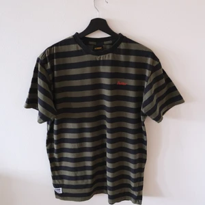 Butter Goods Cycle Stripe T Shirt - Storlek Medium, Använd men fortfarande i bra skick
