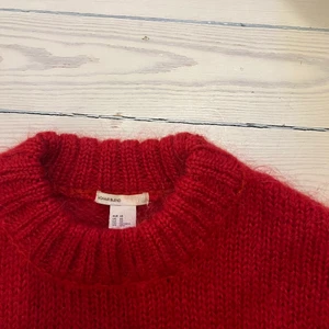 Stickad tröja - Jättefin fluffig stickad tröja från hm. Väldigt fint skick😊. Storlek xs