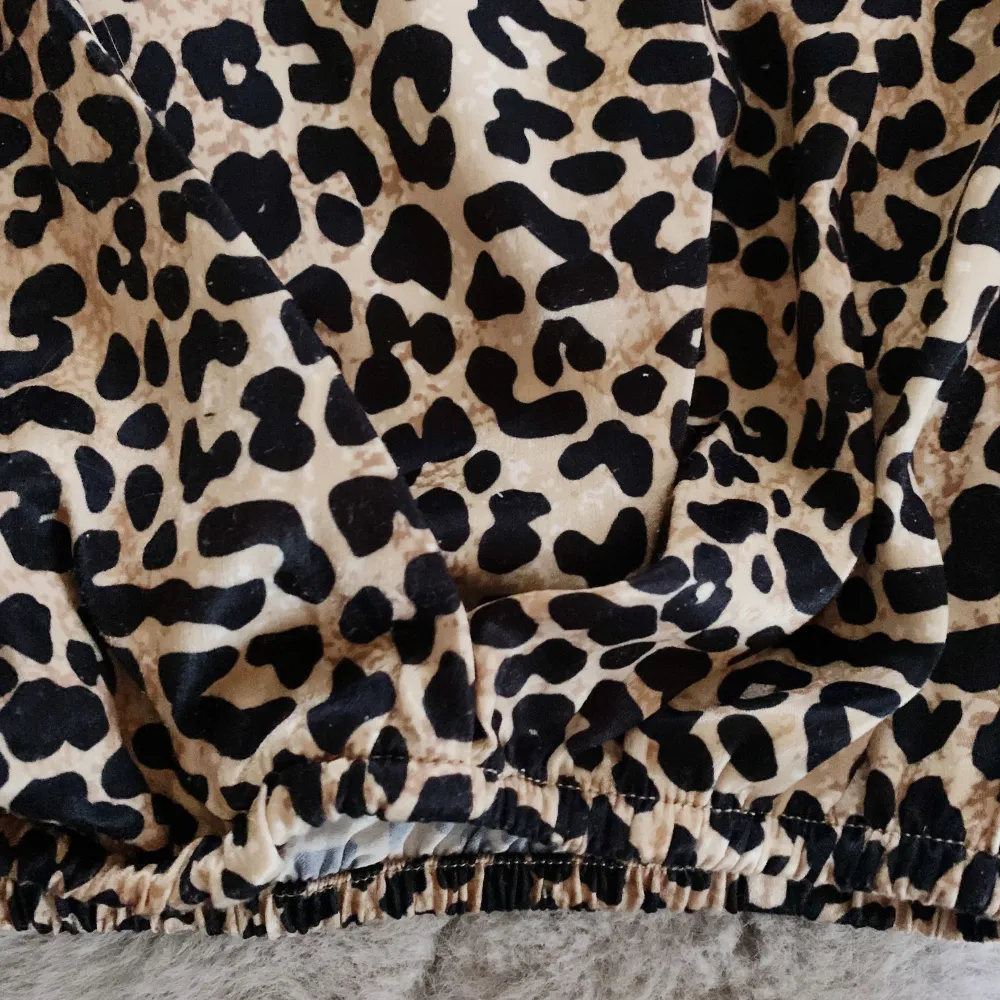 En leopard blus/skjorta i storlek 36 ifrån NA-KD. Använd 1 gång och därav i bra skick. Materialt är som silke med ett resårband runt midjan och uppknäppbar vid brösten och i armarna. . Blusar.