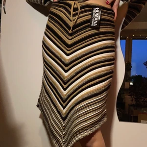 Randig kjol! - Super mysig kjol, känns som man har en filt runt sig😍 Köpte som två delar men ville bara ha tröjan så kjolen är helt oanvänd!