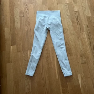 Träningstights med scrunch - Säljer mina gråa aware nutrition tights med smickrande scrunch där bak. Har blivit för små för mig. Frakten är inkluderad. Märket där fram är lite urtvättat.