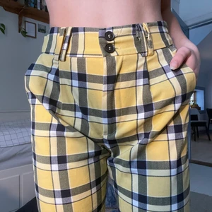 Rutiga byxor - Gulrutiga byxor, superbra skick! Stretch där bak i midjan! Går att få mer bilder/mått! 💗