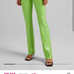 SÖKES: Glittriga byxor Berahka - Söker dessa ”glansiga folierade byxor” från Bershka i stl 26-38