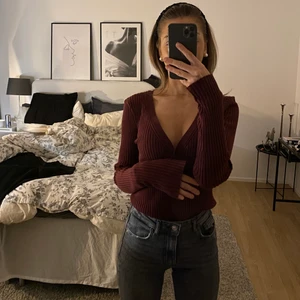 Röd tröja med knappar - Superfin ribbad vinröd tröja med längta armar och knappar i storlek S. Endast använd en gång ❤️