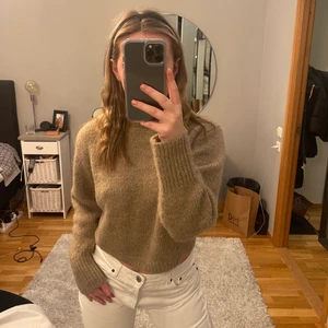 Brun/beige stickad tröja från zara - En liten kortare stickad tröja som är super fin & knappast använd.