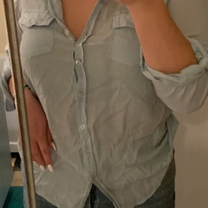 Blå tunn skjorta  - En blå tunn skjorta storlek 36 från Cubus. kan mötas upp i Stockholm i Botkyrka men kan möjligtvis ta mig till andra platser i Stockholm så hör av er om ni är sugna på den så kan vi kolla hur vi kan lösa det :) 