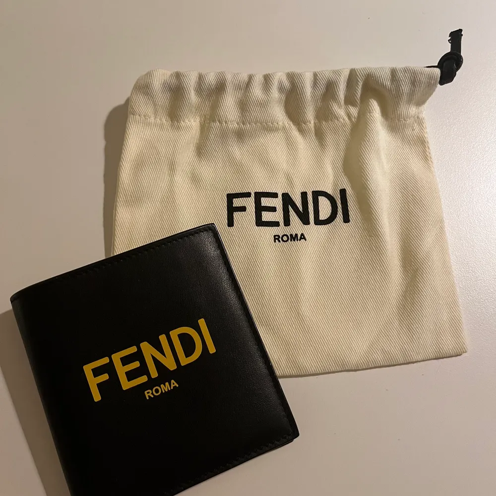 En assnygg plånbok från Fendi. Ordinarie pris 4000kr, säljer för 2500kr, priset kan diskuteras!!  Plånboken är knappt använd och i väldigt sparsamt skick💛💛. Accessoarer.