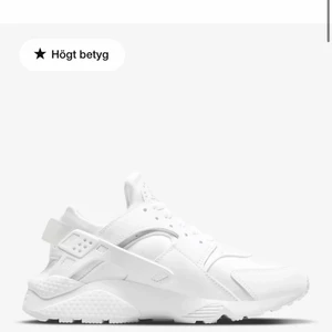 Nike Air Huarache storlek 38,5 - Säljer helt nya Nike Air Huarache (använda 1 gång, men är i nyskick)  nypris: 1349kr jag säljer för: 800kr 💓  finns att hämta på Östermalm i Stockholm, kan även mötas upp! Om det önskas frakt så står köparen för det.