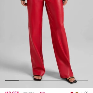 SÖKES: Röda läderbyxor från Bershka - Söker dessa röda läderbyxor från Bershka i stl 38