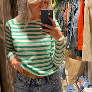 Tröja i kashmir från Zara! - Säljer min superfina och sköna randiga tröja i kashmir från Zara pga att den inte kommer till användning🥰! Köpt för 600kr. Mitt pris; 250 + frakt 🚚 