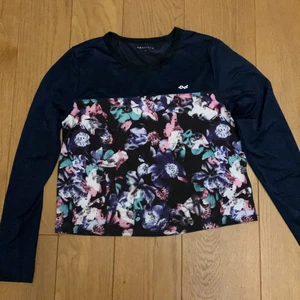 Rönisch tränings tröja - En mörk blå träningstopp med blommor från röhnisch i storlek M.