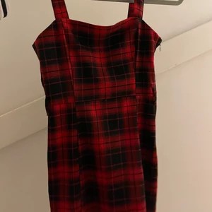Super snygg röd klänning! - SÄLJS FORTFARANDE!! As snygg röd klänning + ett skärp använd 1 gång! Perfekt om du ska på en date eller bara vara lite extra!❤️‍🔥