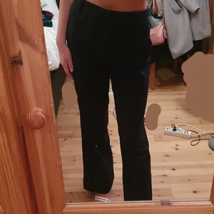 Mörkblå rutiga kostymbyxor  - Perfekt utsvängda mörkblåa kostymbyxor. Blå-grå-svart rutiga. Tjocka i materialet, perfekta för kallare väder! Köpta sh. Använda, men i väldigt bra skick. Har fake fickor på framsidan och riktiga på baksidan.