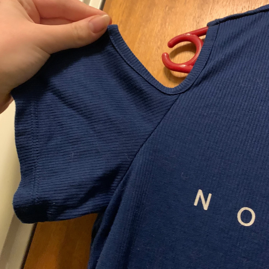 T-shirt med bar axel från H&M. Storlek L - 91