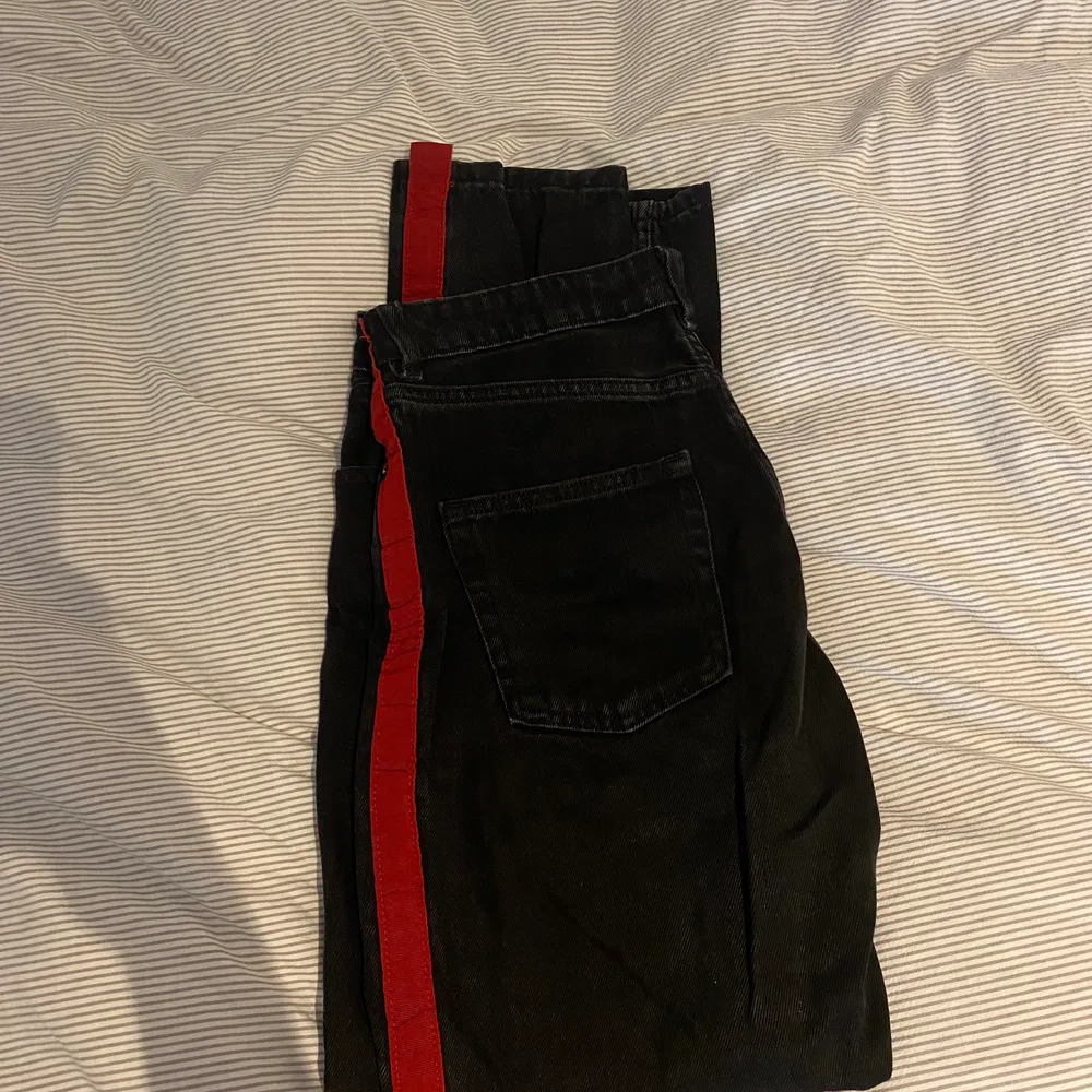 Jeans från monki med röda ”ränder” på sidorna. Använda sparsamt. Storlek 29. Jeans & Byxor.