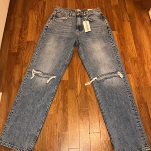 Ginatricot jeans - Säljer eftersom de inte passade min kroppstyp. Passar M och L.  Köpta för 599kr från ginatricot. 