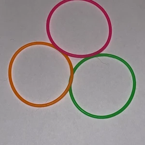 Färgade armband - Dessa armbanden har jag ej använt just därför vill jag sälja dom för 10:-