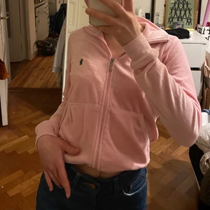 Juicy Couture kofta - Intressekoll på babie rosa JuicyCoutore kofta. Nyskick!💓 (J blixtlås och allt)