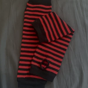 svart röda randiga handskar  - mycket mer röda i verkligen, haft på mig en gång