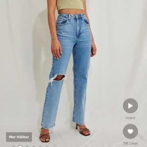 Jeans  - Köpte dessa snygga jeans från NA-KD, de var lite för stora för mig. Därför testar jag och sälja dessa för ett bra pris. Lapparna sitter kvar och endast testade. Nypris är 499kr💗 Hör av er om de är några frågor💗