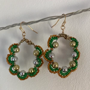 Jul ”blom” örhängen  - Guldsilvriga örhägnen med grönt och guld! 