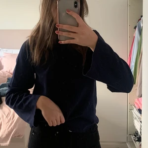 Marinblå tröja - Tröja från GinaTricot i storlek S!! Vida armar och väldigt fin passform✨ Sparsamt använd så i fint skick!!😍