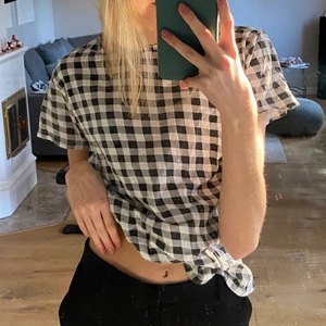 Rutig t-shirt - Jag säljer denna rutiga t-shirt från stradivarius som är sparsamt använd. Jättefin och trendig. Storlek xs. Säljs för 40kr+frakt som köpare står för, och betalning sker via swish. Hör av dig vid intresse🖤🤍