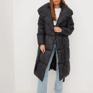 Svart dunjacka - Säljer denna supersnygga jacka då ja fick en en dublett pga problem med leverans. Perfekt i vinter då den är varm och snygg! Bud startar på 599 kr.        Frakt tillkommer utanför Göteborg 