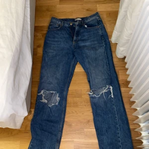 Blå slitna Jeans Gina tricot strl 38 - Inte använt särksild många gånger. Väldigt fina jeans i bra skick. Modellen är 90’s high waisted. Säljer för att dem blivit för små. 