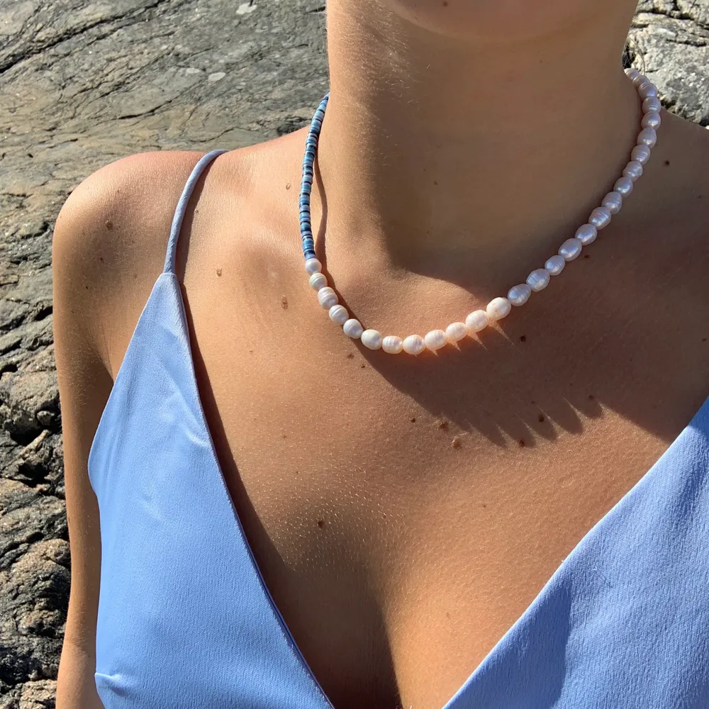 (Kolla gärna in Instagram @aliceruthjewelry där jag säljer fler smycken) Halsband av äkta sötvattenspärlor och polymerpärlor i blandade färger💙  Perfekt till sommaren🌊☀️ (finns även i andra färger) 249kr     . Accessoarer.