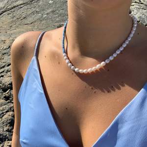 (Kolla gärna in Instagram @aliceruthjewelry där jag säljer fler smycken) Halsband av äkta sötvattenspärlor och polymerpärlor i blandade färger💙  Perfekt till sommaren🌊☀️ (finns även i andra färger) 249kr     