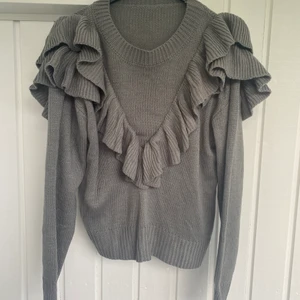 Volangtröja  - En jätte härlig volangtröja i XS!