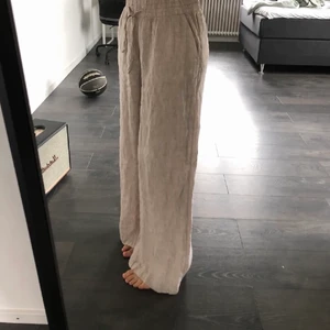 Linnebyxor - Lägger ut dessa igen pga oseriös köpare. Spontanköpte dessa i en större storlek än vad jag brukar ha därav säljer jag dem. Byxorna är inte genomskinliga❤️ DRIEKT KÖP: 450kr!