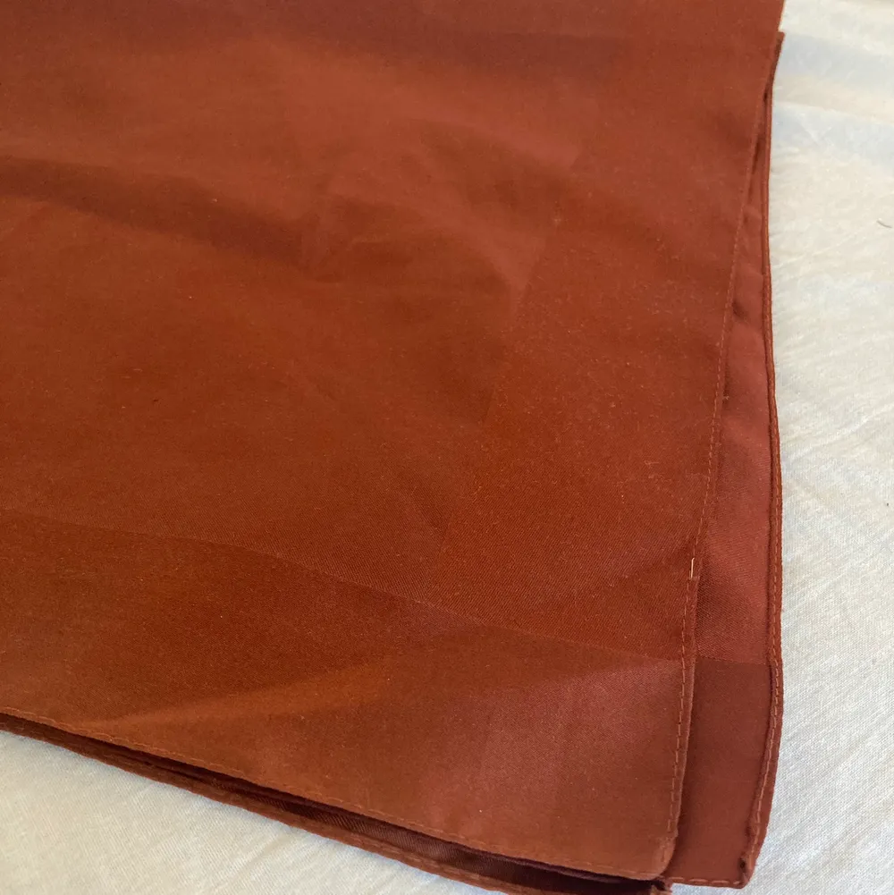Så snygg brun sjal som man kan ha som topp eller i håret! Färgen syns bäst på första bilden. Den är 67x67 cm. Den har två inte så synliga fläckar som är små och enkla att dölja☺️ köparen står för frakten💕. Accessoarer.