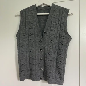 grå väst - superfin grå väst i mycket bra skick!  väldigt bekväm och kliar inte alls!! 