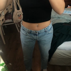 Lågmidjade jeans - Lågmidjade ljusa boyfriend-jeans. Knappt använda, storlek S. Köpta på carlings. Köparen står för frakten.
