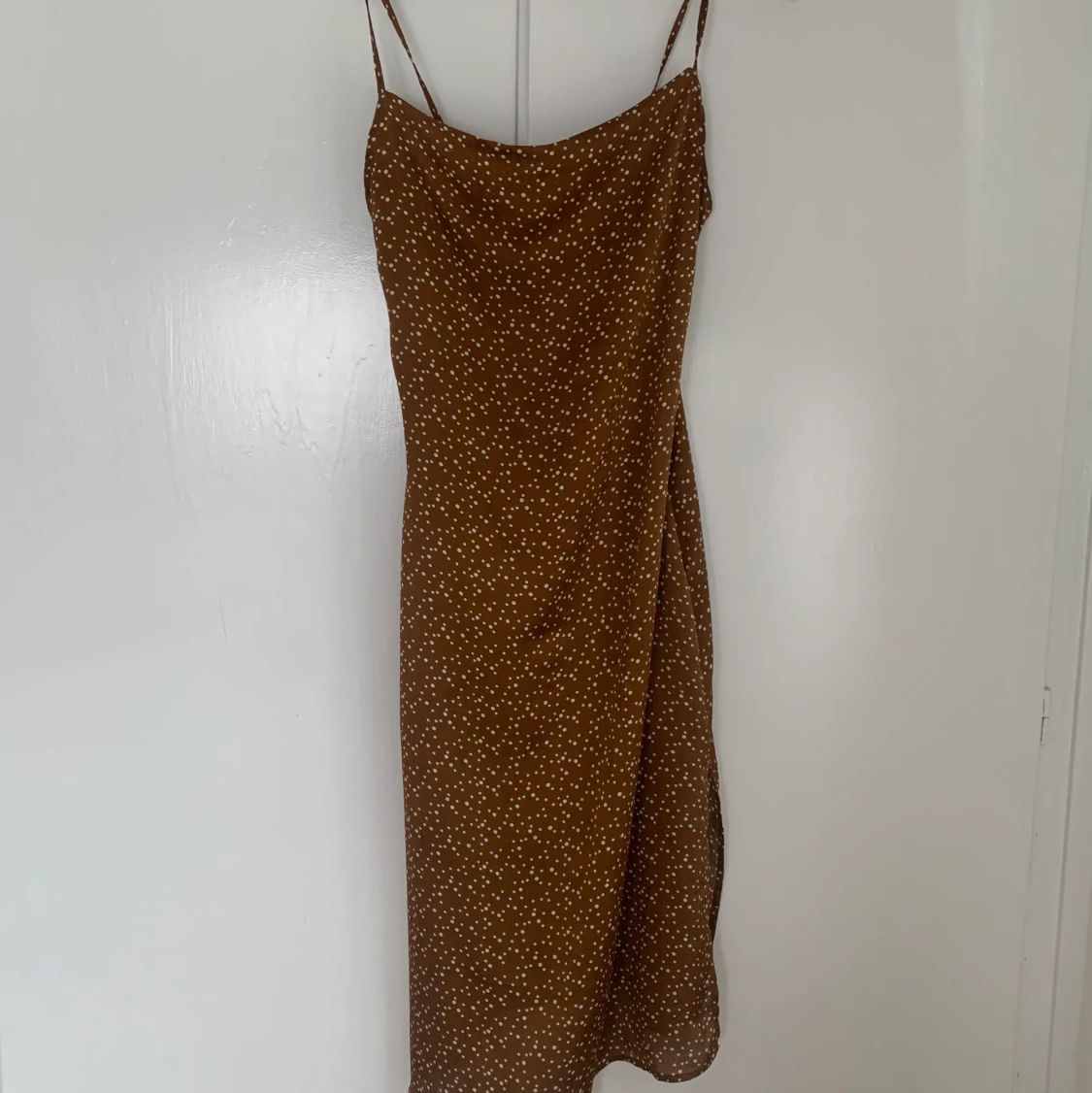 Medellång klänning brunprickig strl 34  - 90