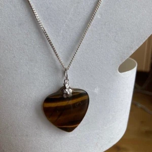 Tingeröga halsband hänge  - Ett stort hänge med äkta tigeröga. Stenen har lite napp på baksidan, nästan osynlig (titta bild nr 3) Stenen ca 2 cm i diameter. Säljs utan kedja❤️