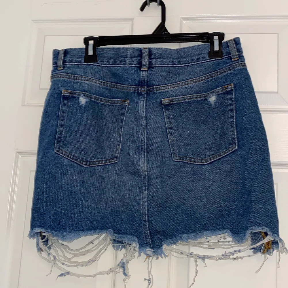 En jeans kjol från NAKD med slitningar. Kort modell. Skulle säga att detta är en M och inte L.. Kjolar.