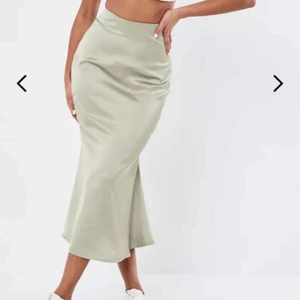 Satin kjol - En helt ny satinkjol midi i färgen sage från Missguided. Kjolen är ej använd pga för liten storlek. Alla prislappar och liknande finns kvar.  Pris: 150 kronor  Skick: i ny skick  Fraktas omgående i originalförpackning.