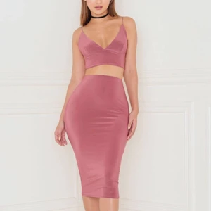 Rebecca Stella set stl 38/M - Hejhej!  Säljer mitt Rebecca Stella sett i stl 38/M (skulle kunna passa L oxå) då jag inte känner mig bekväm i det. På första bilden ser man hur den ser ut men andra bilden är färgen på själva kläderna. Dom är super fina och kjolen har även en liten scrunch i rumpan så den framhävs.❤️ 100kr. Jag kan skicka bild privat hur den sitter på men ingenting jag vill dela här! Kramis 