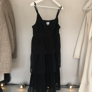 Klänning - Supersöt volangklänning som jag köpt secondhand men inte fått användning av. 💕Buda bara om du kan betala för det priset, frakten ingår inte i priset💕