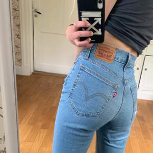 Ljusblå jeans från Levi’s med slitningar i storlek W26 (Waist) L26 (length) skulls säga att det ungefär motsvarar strl 34/36. Använda ca 3-4 gånger därav i väldigt bra skick. Nypris ca 800kr, Köparen står för frakt!😊