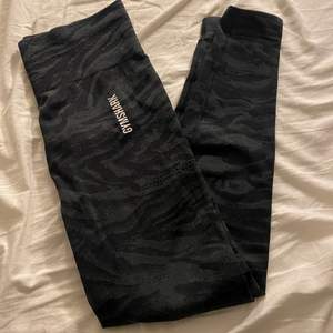 Super fina tights från gymshark som endast är använda ett fåtal gånger. Jag gjorde en garderobsränsning och insåg att det är bättre att någon annan för användning för dem! De är slutsålda på hemsidan! 